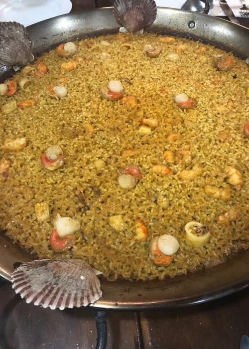 Restaurante Maluquer Quattro paella de marisco con vieiras en Valencia