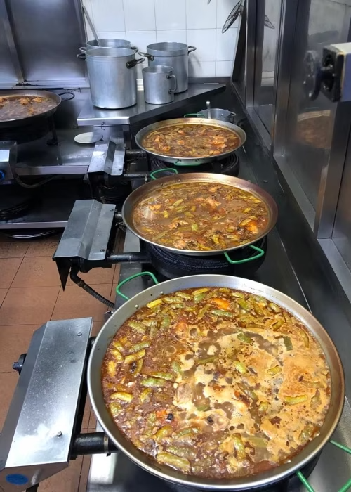 Restaurante Maluquer Quattro paellas en cocina en Valencia