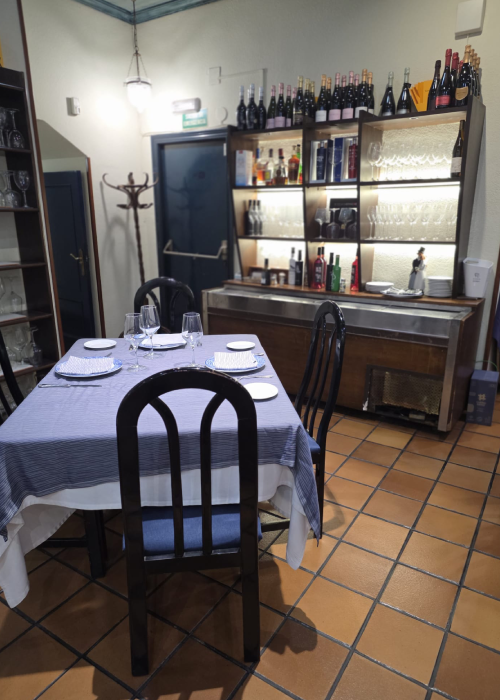 Restaurante Maluquer Quattro salón interior con bar de vinos en Valencia